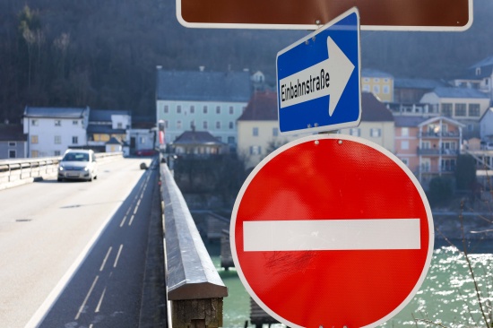 Urteil im Brückenstreit: Einbahnregelung auf Salzachbrücke durch Gericht aufgehoben