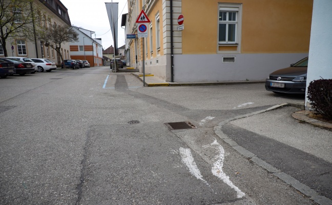 Polizeifahrzeuge sowie PKW in Neuhofen an der Krems von unbekanntem Täter beschmiert und geschmiert