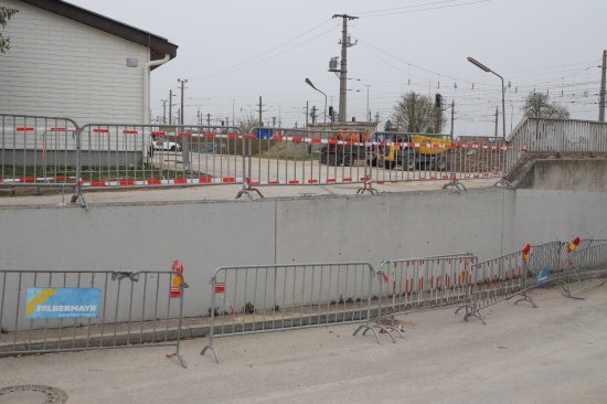 Baumaschine in Wels-Neustadt unbefugt in Betrieb genommen und gegen Br�ckengel�nder gelenkt