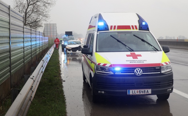 Auto auf Westautobahn bei Allhaming gegen Leitschiene gekracht