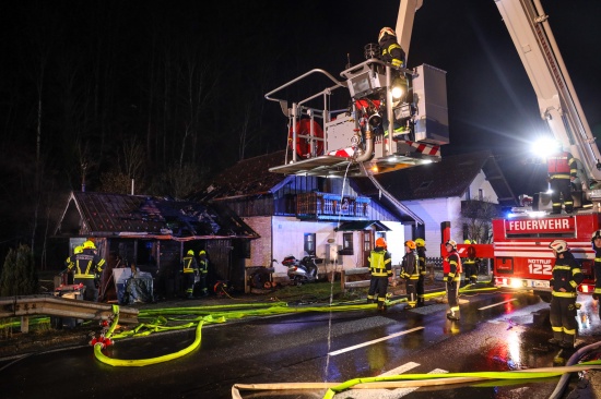 Fnf Feuerwehren bei Brand eines Wohnhauses in Altmnster im Einsatz