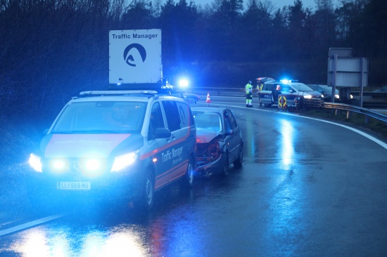 PKW auf Welser Autobahn bei Wels-Puchberg gegen Leitschiene und Anpralld�mpfer gekracht
