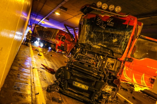 Schwerer LKW-Crash mit drei Schwerfahrzeugen im Tunnel Noitzmhle auf Innkreisautobahn bei Wels