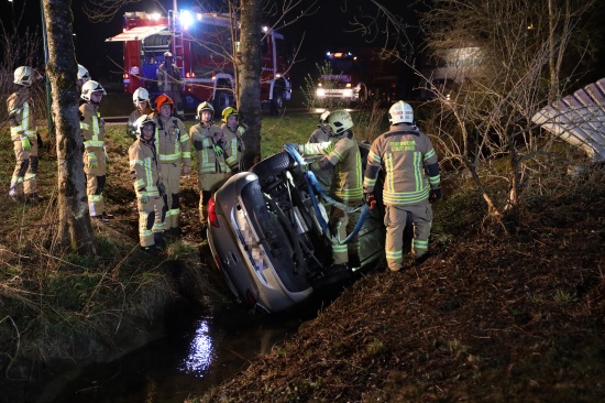 Auto in Ried im Innkreis nach Irrfahrt ber Fuweg in Bach gestrzt