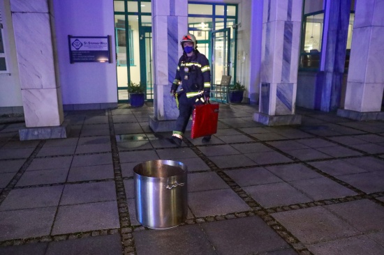 Brandmeldeanlage alarmierte Feuerwehr zu Kleinbrand in einem �rztezentrum in Wels-Lichtenegg