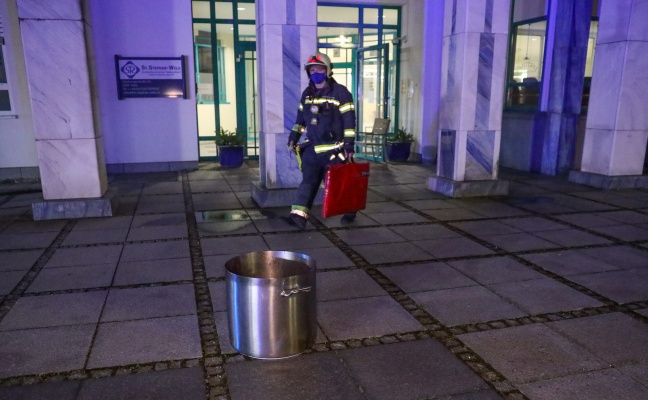 Brandmeldeanlage alarmierte Feuerwehr zu Kleinbrand in einem rztezentrum in Wels-Lichtenegg