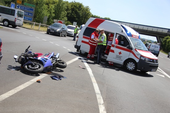 Schwerer Auffahrunfall zwischen drei PKW und einem Motorrad bei Wels-Nord