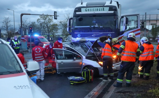 Schwere Kollision zwischen LKW und PKW in Wels-Pernau