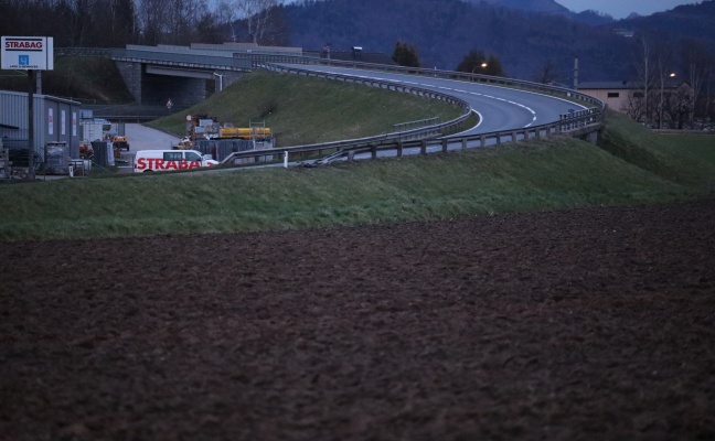 Alkolenker bei Autoberschlag auf Salzkammergutstrae in Pinsdorf verletzt