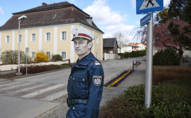 Blechpolizist "Vinzenz" wieder zurück auf seinem Polizeip(f)osten in Steinhaus