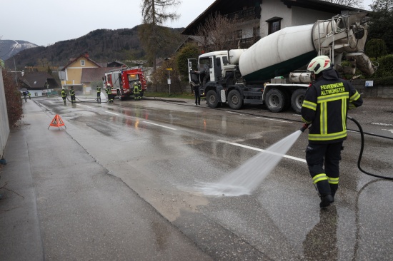 Mischwagen verteilte in Altmnster versehentlich whrend der Fahrt Beton auf der Strae