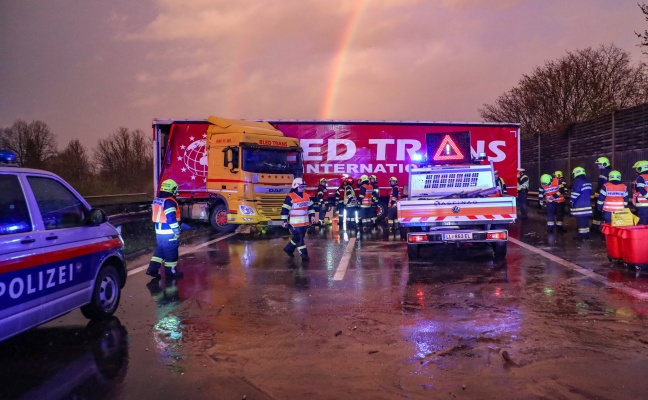 Schwerer LKW-Unfall auf Welser Autobahn bei Weikirchen an der Traun