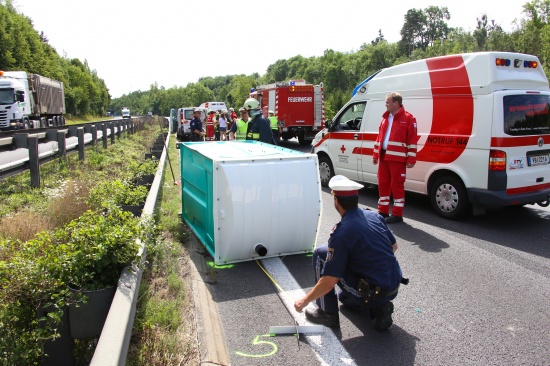 Schwerer Motorradunfall durch verlorenes mobiles WC auf der Innkreisautobahn