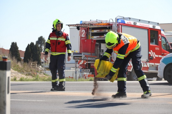 Betriebsmittel bei Kreuzungsunfall auf Wiener Strae in Marchtrenk ausgelaufen