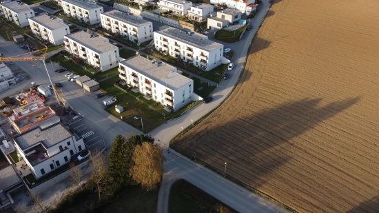 Abschssige Strae: Dreijhrige auf Roller in Steinhaus mit Auto kollidiert