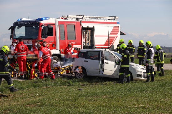 Kreuzungscrash zwischen zwei Autos in Sipbachzell fordert zwei Verletzte