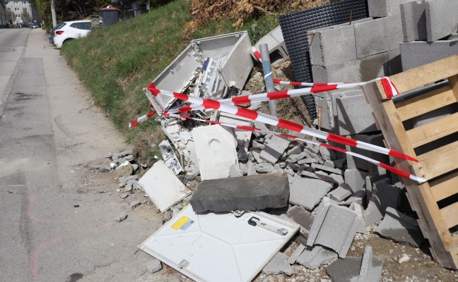 Auto bei Kollision mit Stromverteilerkasten in Grieskirchen überschlagen