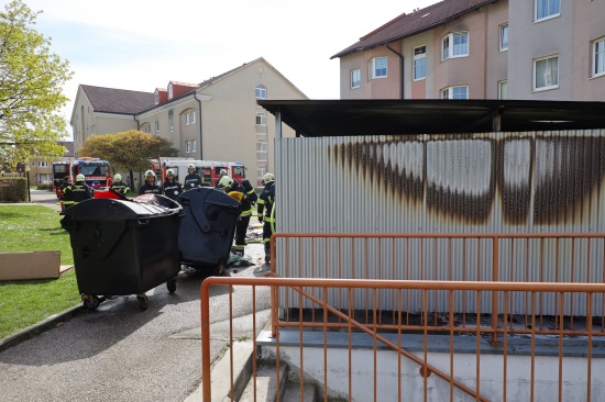 Brand mehrerer M�llcontainer in einer Sammelinsel einer Wohnanlage in Wels-Neustadt