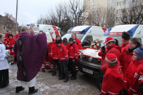 Fahrzeugsegnung beim Welser Roten Kreuz