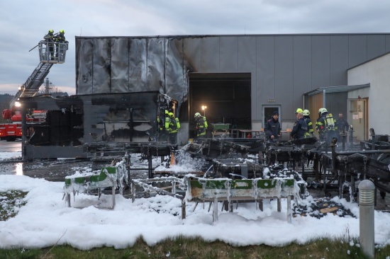 Brand im Lagergebude eines Gewerbebetriebes in Taufkirchen an der Trattnach sorgt fr Groeinsatz