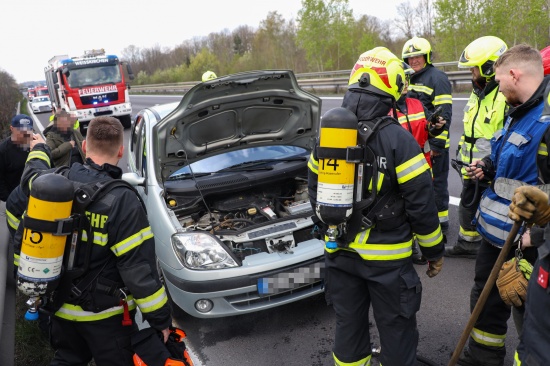 Defektes Auto sorgt fr Einsatz der Feuerwehren auf Welser Autobahn bei Weikirchen an der Traun