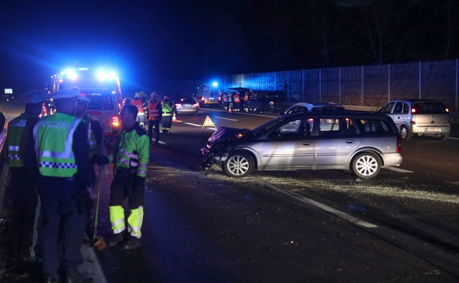 Schwerer Crash im dichten Osterrckreiseverkehr auf Innkreisautobahn bei Wels