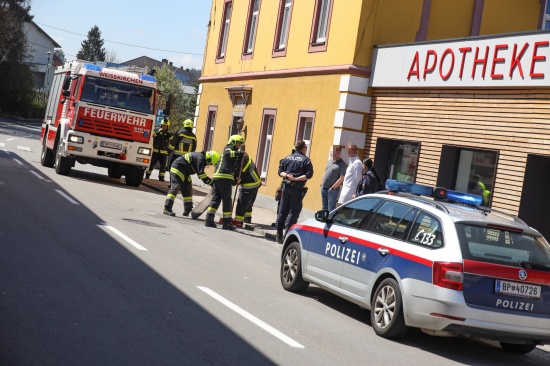 Feuerwehr zu Aufrumarbeiten nach Verkehrsunfall in Weikirchen an der Traun alarmiert