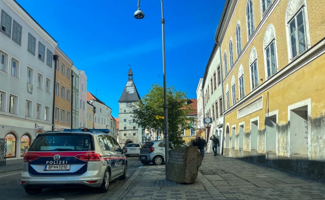 Kerzen vor Hitler-Geburtshaus in Braunau am Inn entzündet - Anzeigen wegen Wiederbetätigung