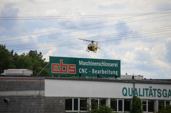 Rettungshubschraubereinsatz auf einem Werksgelnde in Marchtrenk