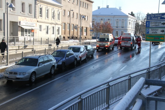 Serienunfall mit 5 Fahrzeugen in der Neustadt-Unterführung