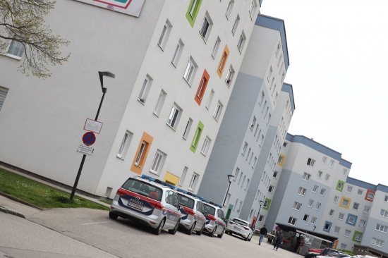 Gr��erer Polizeieinsatz in einer Wohnanlage in Wels-Pernau nach Tumult