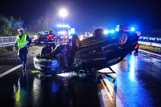 Drei Personen nach schwerem Unfall auf Welser Autobahn bei Marchtrenk aus Unfallfahrzeugen gerettet