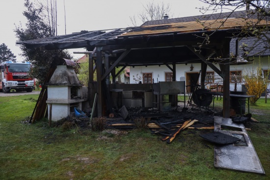 Brand eines Gartenpavillons in Ohlsdorf sorgt fr Einsatz von drei Feuerwehren