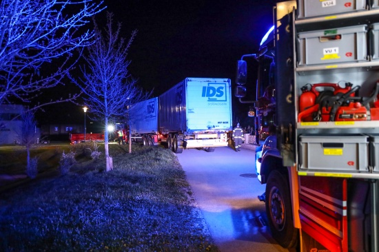 Navi gefolgt: LKW steckte in einer Sackgasse in Sattledt im dortigen Verkehrsbegleitgrn fest