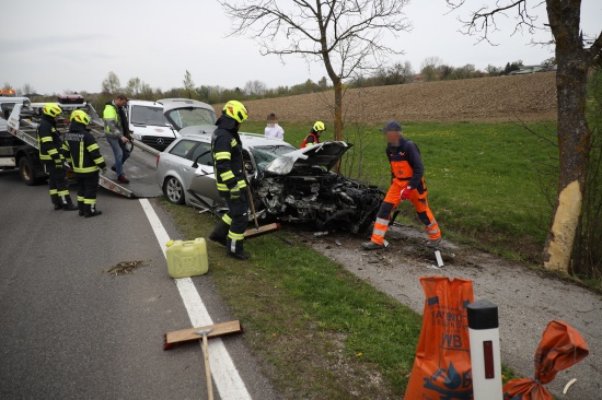 Auto in Neukirchen am Walde frontal gegen Baum geprallt