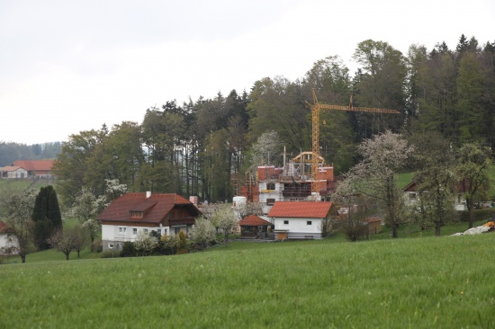 Arbeiter strzten auf Baustelle in Ungenach in Liftschacht