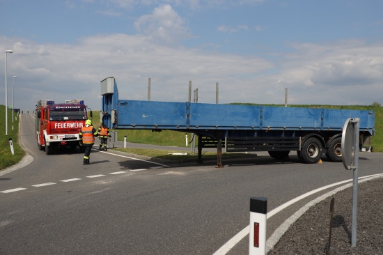 Auflieger verloren: Feuerwehr bei LKW-Bergung in einem Kreisverkehr in Eberstalzell im Einsatz