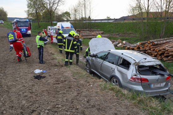 Auto in Pichl bei Wels von Wallerner Strae abgekommen und auf Wanderweg berschlagen