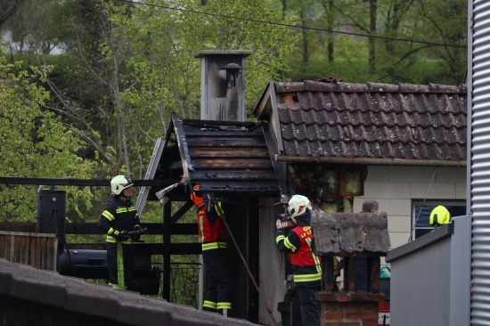 Vier Feuerwehren bei Brand auf Terrasse und Hausanbau in Grnburg im Einsatz