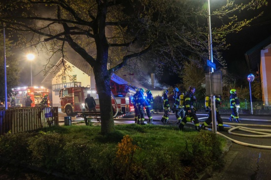 Neun Feuerwehren bei Brand eines Garagengebudes in Altheim im Einsatz