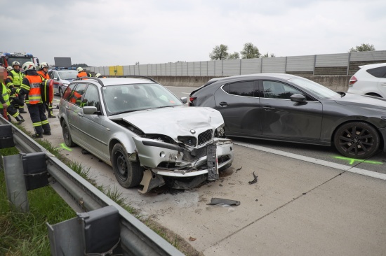 Heftiger Auffahrunfall zwischen zwei PKW auf Westautobahn bei Eggendorf im Traunkreis