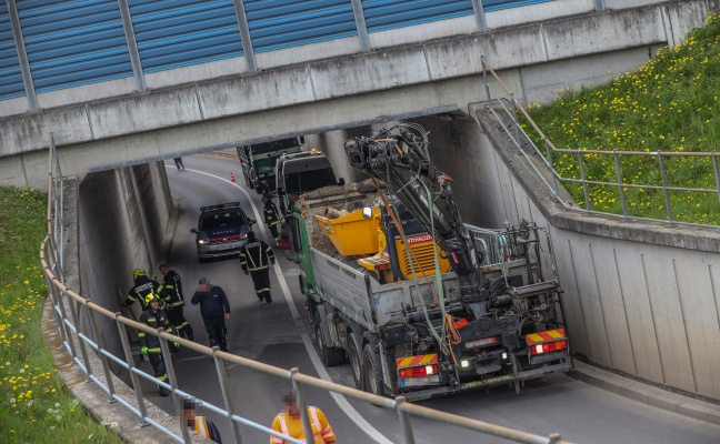 LKW steckte mit Ladekran in Unterführung unter Westbahnstrecke in Asten fest