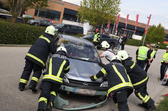Auto bei Kreuzungskollision auf Privatstrae in Sattledt umgekippt