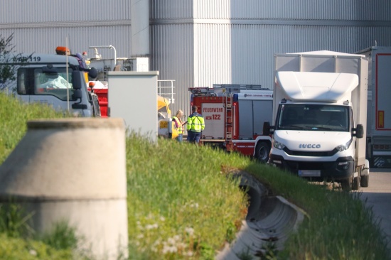 Rauchentwicklung bei Entsorgungsunternehmen in Wels-Schafwiesen f�hrte zu Einsatz der Feuerwehr