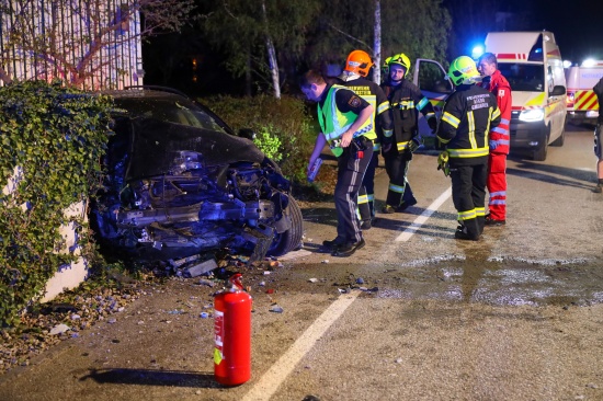 Auto bei Unfall in Scharnstein gegen Mauer und Stromverteilerkasten gekracht
