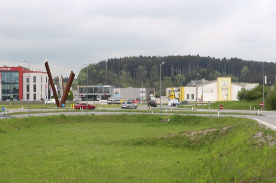 Schnellfahrender Motorradlenker kollidierte in Vorchdorf mit Streifenwagen der Polizei