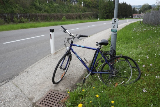 Unfalllenker legte verletzten Radfahrer in Vorchdorf samt Fahrrad zu Straenlaterne und fuhr weg