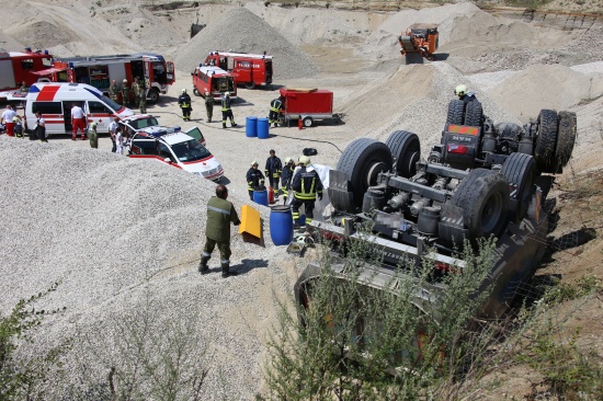LKW in Kiesgrube gestürzt - Lenker erlitt schwere Verletzungen