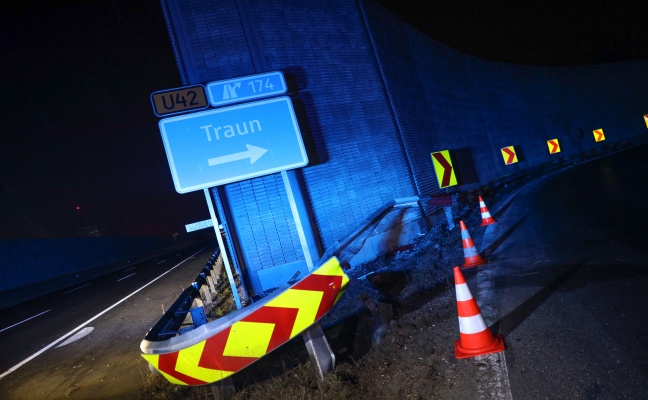 Fahrzeug bei Autobahnausfahrt auf Westautobahn in Ansfelden gegen Leitschiene gekracht