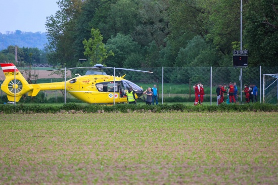 Notarzthubschrauber nach Verletzung bei Fuballspiel in Oftering im Einsatz